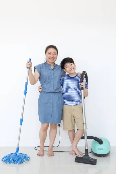 Feliz asiático criança limpeza no o casa — Fotografia de Stock