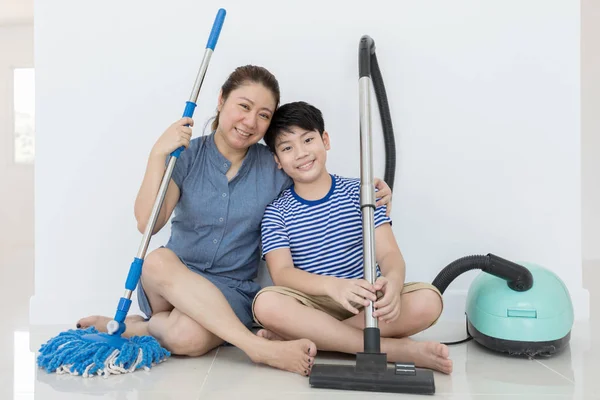 Feliz asiático família limpa o quarto . — Fotografia de Stock