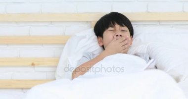 Son test evde önce bir kitap okuma Asya sevimli çocuk. bir uykudan sonra okunur olması 