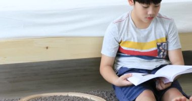 Asya sevimli çocuk son test evde önce bir kitap okuma .