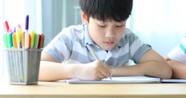 Arka plan üzerinde çizim iki çocukla renkli kavanoza kalemler