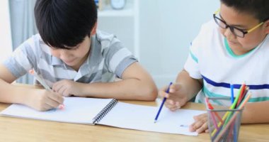 Arka plan üzerinde çizim iki çocukla renkli kavanoza kalemler