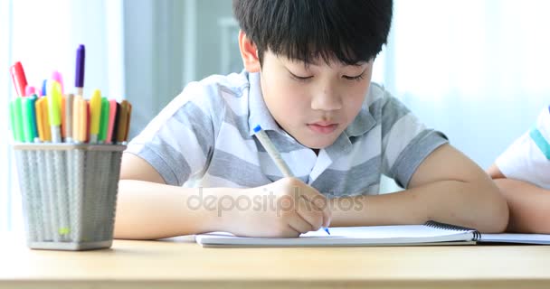 Arka plan üzerinde çizim iki çocukla renkli kavanoza kalemler — Stok video