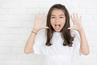 Camer seyir açık ağzı kız şaşırtıcı headshot portre