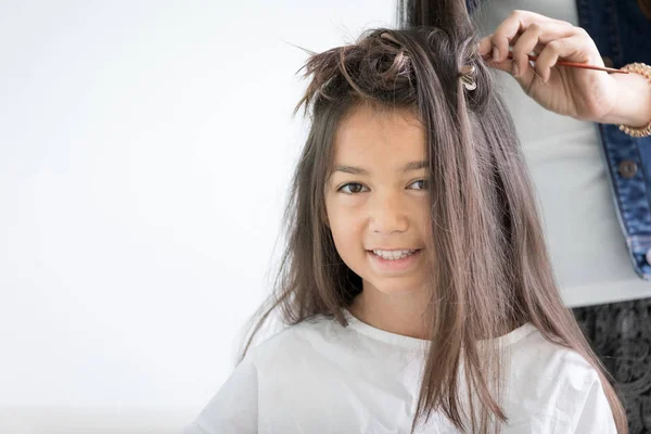 Hairstylist artista fazendo profissional compõem de jovem asiático corte — Fotografia de Stock