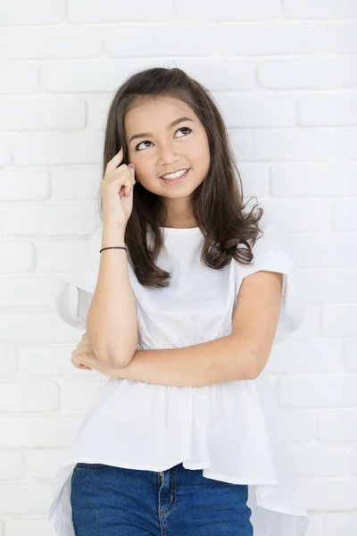 Retrato de menina bonito feliz pensando . — Fotografia de Stock