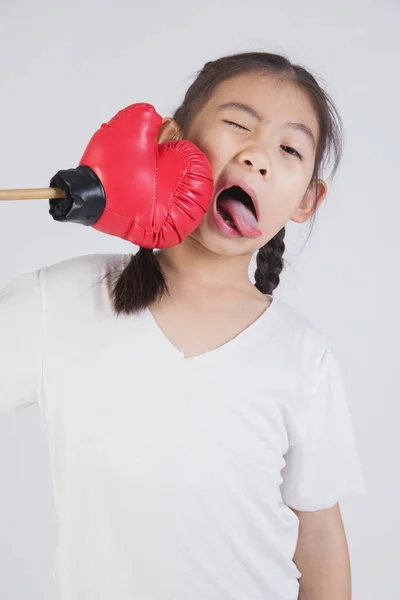 Asiatische Mädchen studio Porträt handeln auf Ihr Gesicht . — Stockfoto
