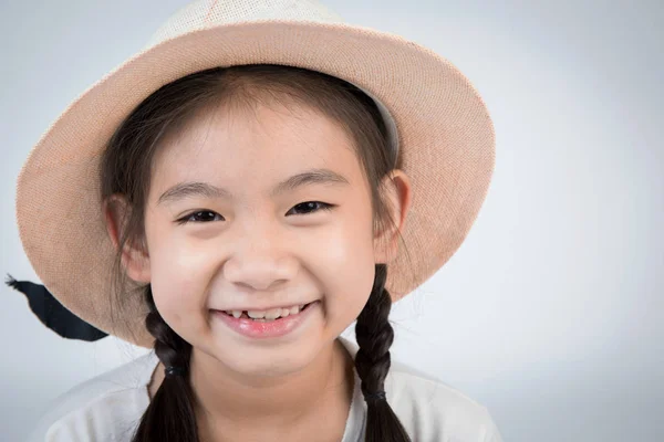 Headshot portrét šťastný roztomilý dívka s úsměvem při pohledu na fotoaparát. — Stock fotografie