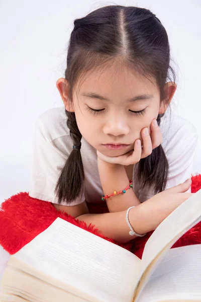 Kopfschuss-Porträt eines glücklichen süßen Mädchens beim Lesen eines Buches . — Stockfoto