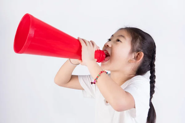 Retrato de chinês asiático bonito menina com megafone — Fotografia de Stock