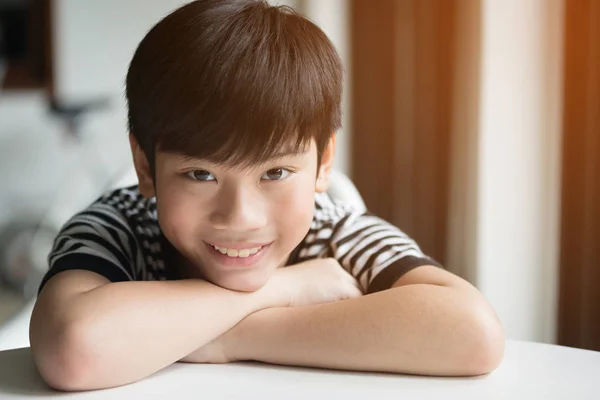 Ritratto di asiatico felice ragazzo sorriso faccia e guardando fotocamera su — Foto Stock