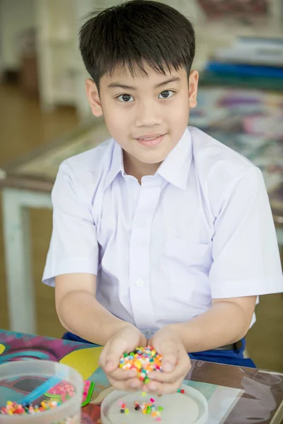 Bonito ásia menino jogar com plástico blocos no classe quarto no scho — Fotografia de Stock