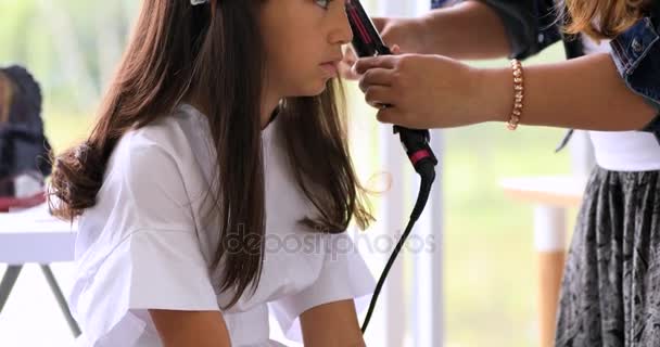 Cabeleireiro feminino de pé e fazendo penteado para bonito lindo jovem asiático adolescente no salão de beleza — Vídeo de Stock