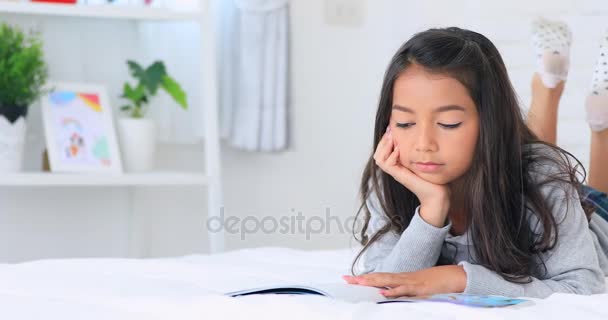 Hermosa asiático joven morena mujer leyendo un libro en la cama en casa con sonrisa cara  . — Vídeos de Stock