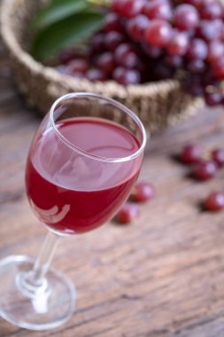 kadeh şarap veya üzüm suyu ve meyve ahşap tablo