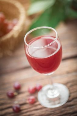 kadeh şarap veya üzüm suyu ve meyve ahşap tablo