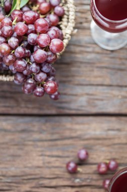 kadeh şarap veya üzüm suyu ve meyve ahşap tablo