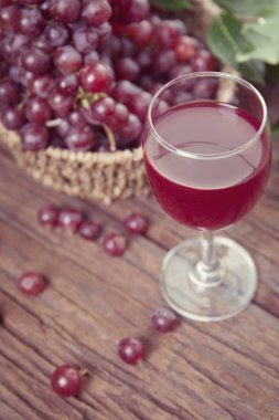 kadeh şarap veya üzüm suyu ve meyve ahşap tablo