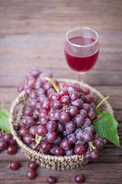 kadeh şarap veya üzüm suyu ve meyve ahşap tablo
