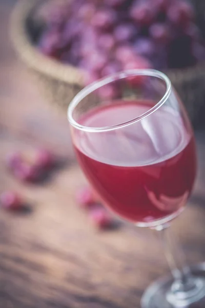 Glas Wein oder Traubensaft und Obst auf Holztisch — Stockfoto