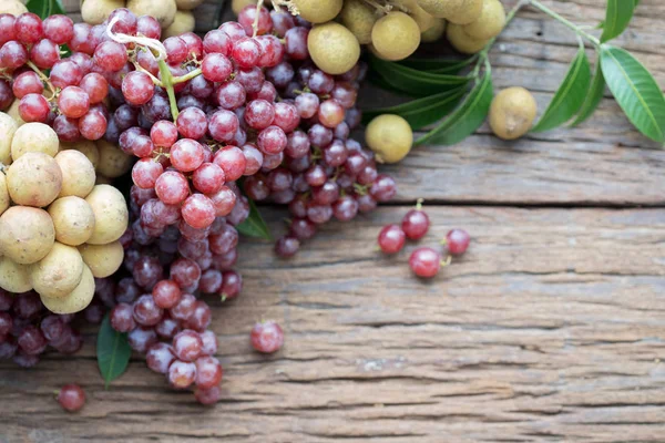 Frutta fresca mista su sfondo tavolo di legno — Foto Stock