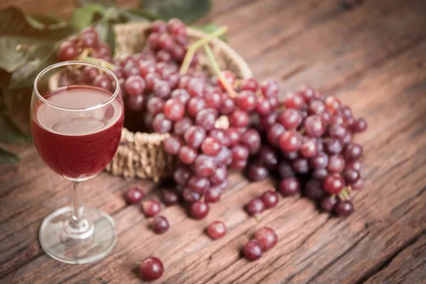 kadeh şarap veya üzüm suyu ve meyve ahşap tablo