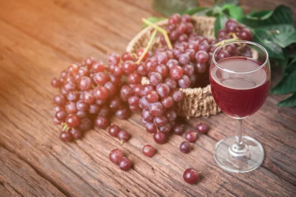 kadeh şarap veya üzüm suyu ve meyve ahşap tablo