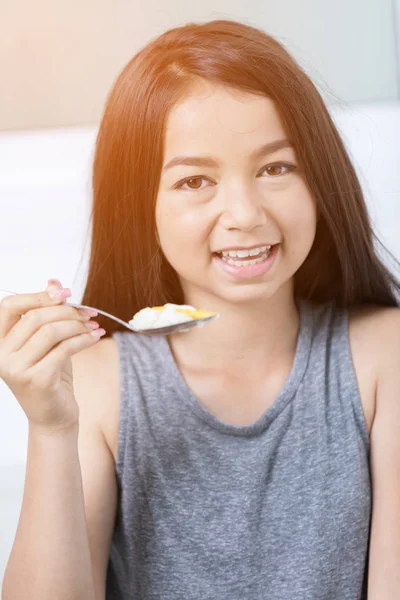 Casual happy asian girl dieting and eating healthy rice at home — Stock Photo, Image