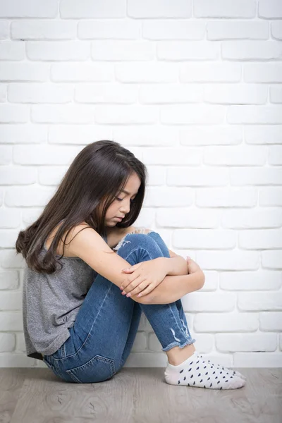 Deprimido jovem asiático menina sentado no chão em casa — Fotografia de Stock