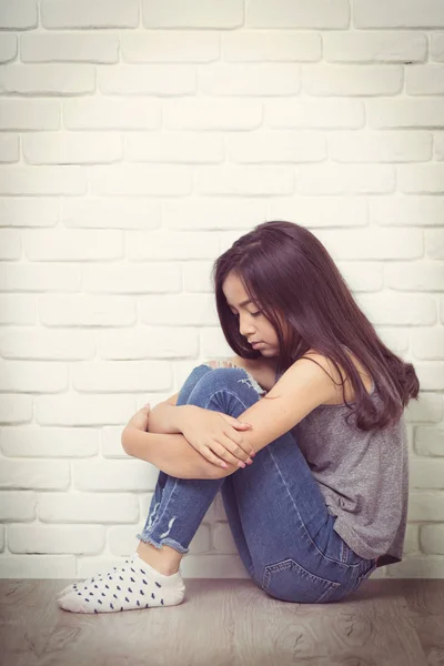 Depressief Aziatische meisje zittend op de vloer thuis — Stockfoto