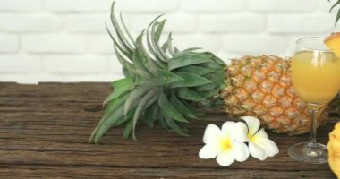 Ananas suyu ile ahşap masa arka plan üzerinde .