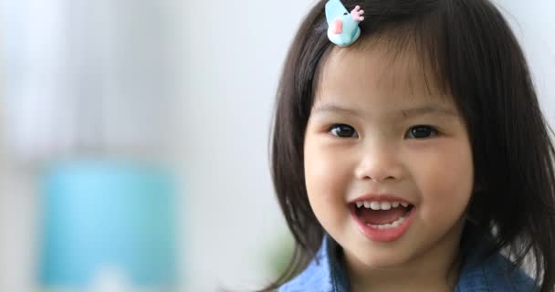 美しい若いアジアの女の子笑顔笑顔で考えると話の肖像画間近します — ストック動画