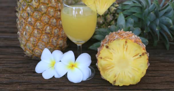 Abacaxi Com Suco Sobre Fundo Mesa Madeira — Vídeo de Stock