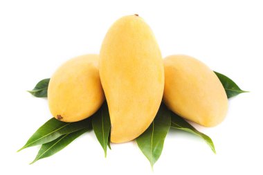 Beyaz arkaplanda yalıtılmış mango meyvesi .