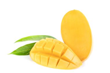 Beyaz arkaplanda yalıtılmış mango meyvesi .
