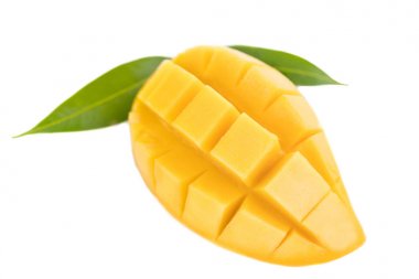 Beyaz arkaplanda yalıtılmış mango meyvesi .