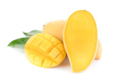 Beyaz arkaplanda yalıtılmış mango meyvesi .