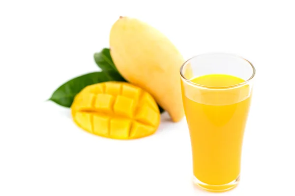 Vetro di succo di mango con fetta di mango isolato frutta — Foto Stock