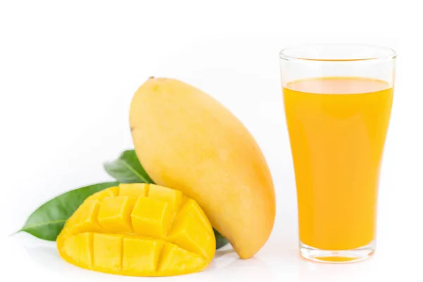 Vetro di succo di mango con fetta di mango isolato frutta — Foto Stock