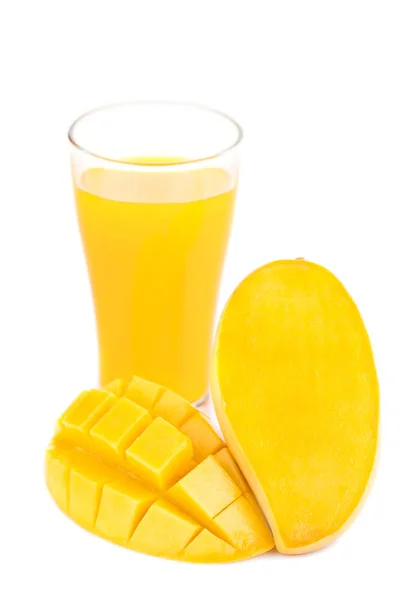 Vetro di succo di mango con fetta di mango isolato frutta — Foto Stock