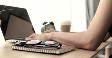 Dizüstü bilgisayarda yazan ofis çalışanı.