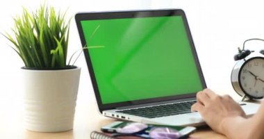 Yeşil bir ekran ile laptop yazarak el