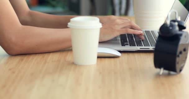 Büroangestellte Tippt Auf Laptop — Stockvideo