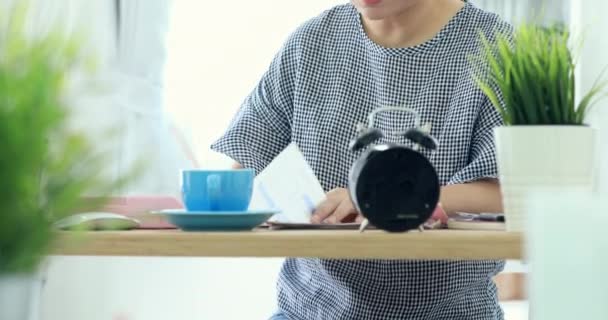 Retrato Mujer Asiática Trabajando Duro Para Pagar Las Facturas — Vídeo de stock