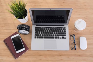 Laptop ile akıllı telefon defter ve kahve Kupası 