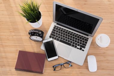 Laptop ile akıllı telefon defter ve kahve Kupası 