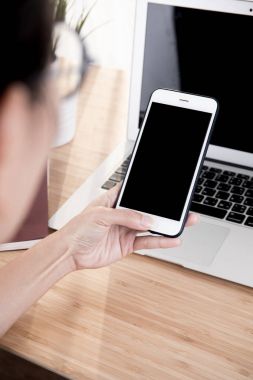 Kadın el smartphone kullanma office