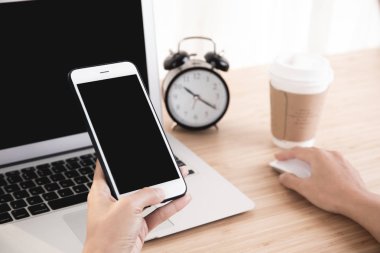 Kadın el smartphone kullanma office