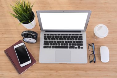 Laptop ile akıllı telefon defter ve kahve Kupası 
