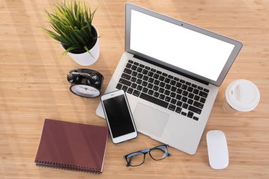 Laptop ile akıllı telefon defter ve kahve Kupası 